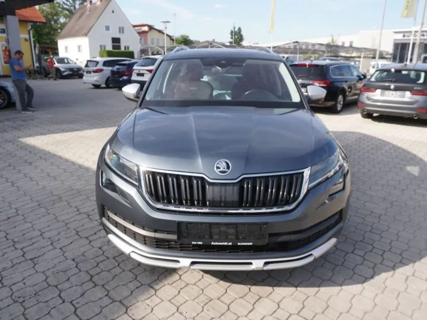 Skoda Kodiaq 2,0 TDI 4x4 Scout DSG 7 Sitze *TOPAUSSTATTUNG* Grau - 2