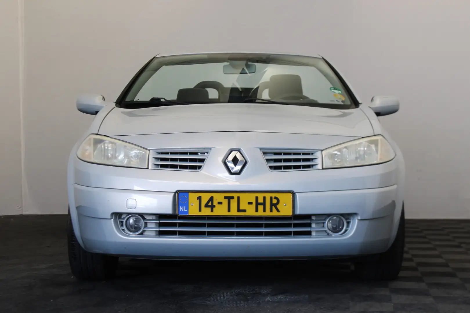 Renault Megane Coupé-Cabriolet 1.6-16V Privilège Comfort Grijs - 2