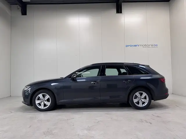 Audi A4 view 8