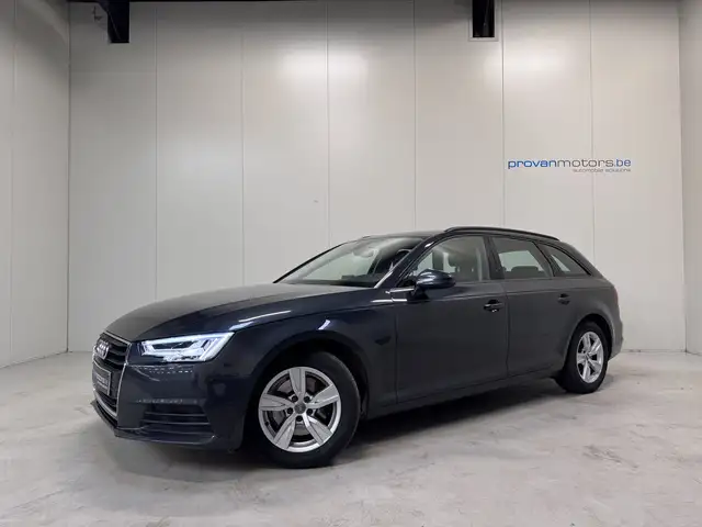 Audi A4 view 4