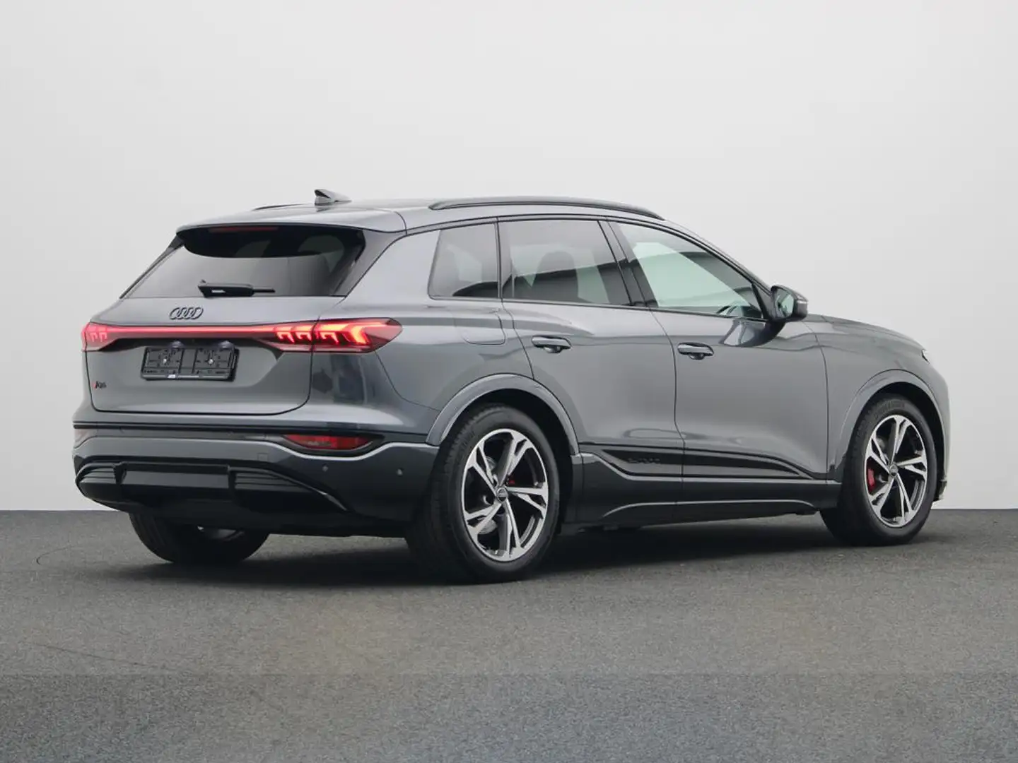 Audi Q6 e-tron e-tron S-LINE PERFORMANCE 306 PK  225 KW Grau - 2