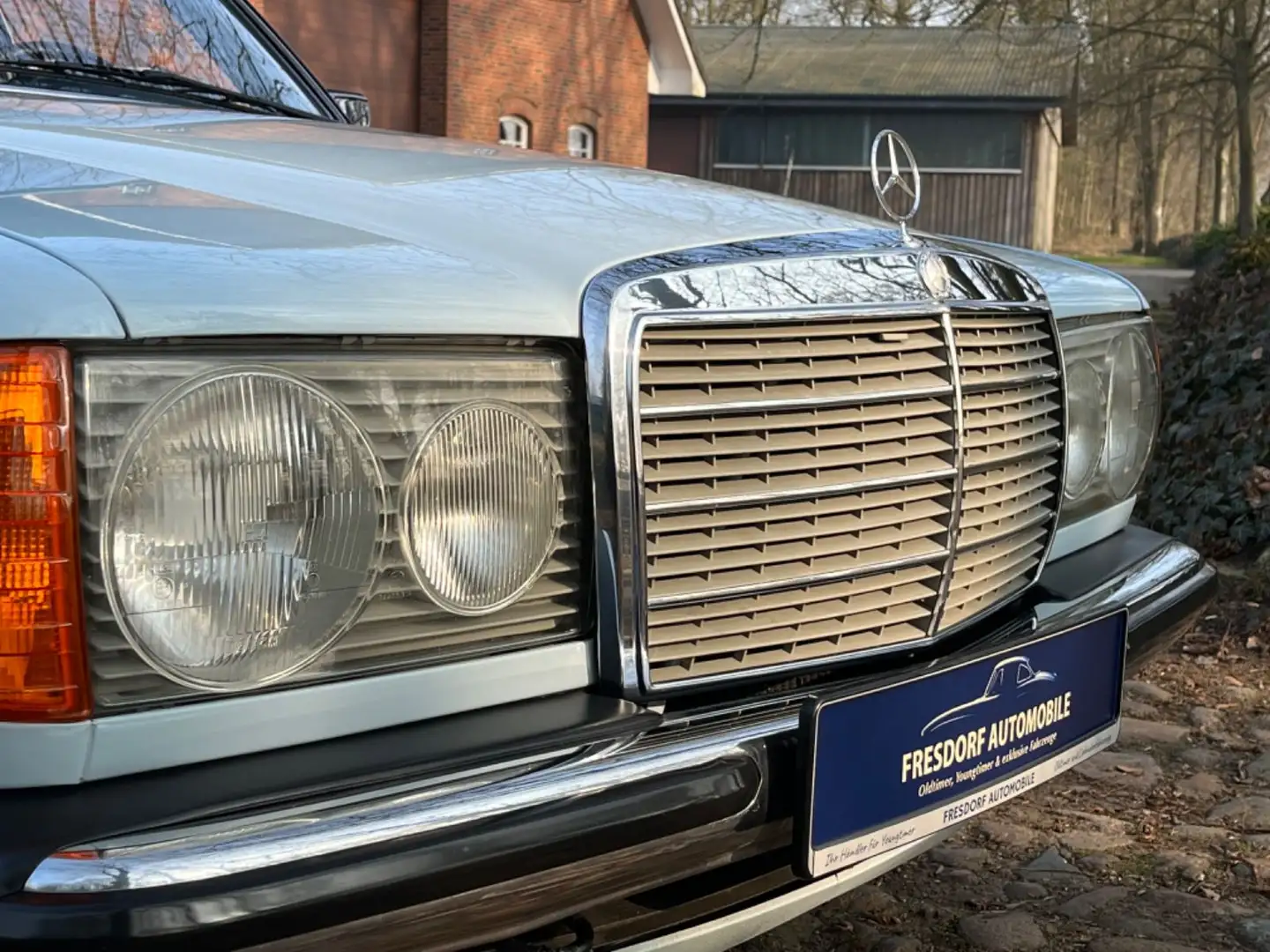 Mercedes-Benz 200 W123 Pastellblau, 2.Hand, nur 88.000 Km!!! Modrá - 1