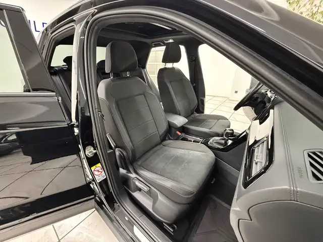 Volkswagen T-Roc view 12