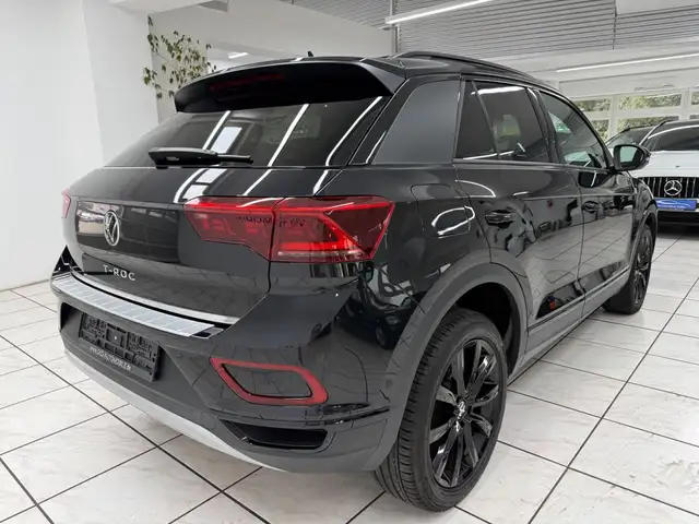 Volkswagen T-Roc view 3