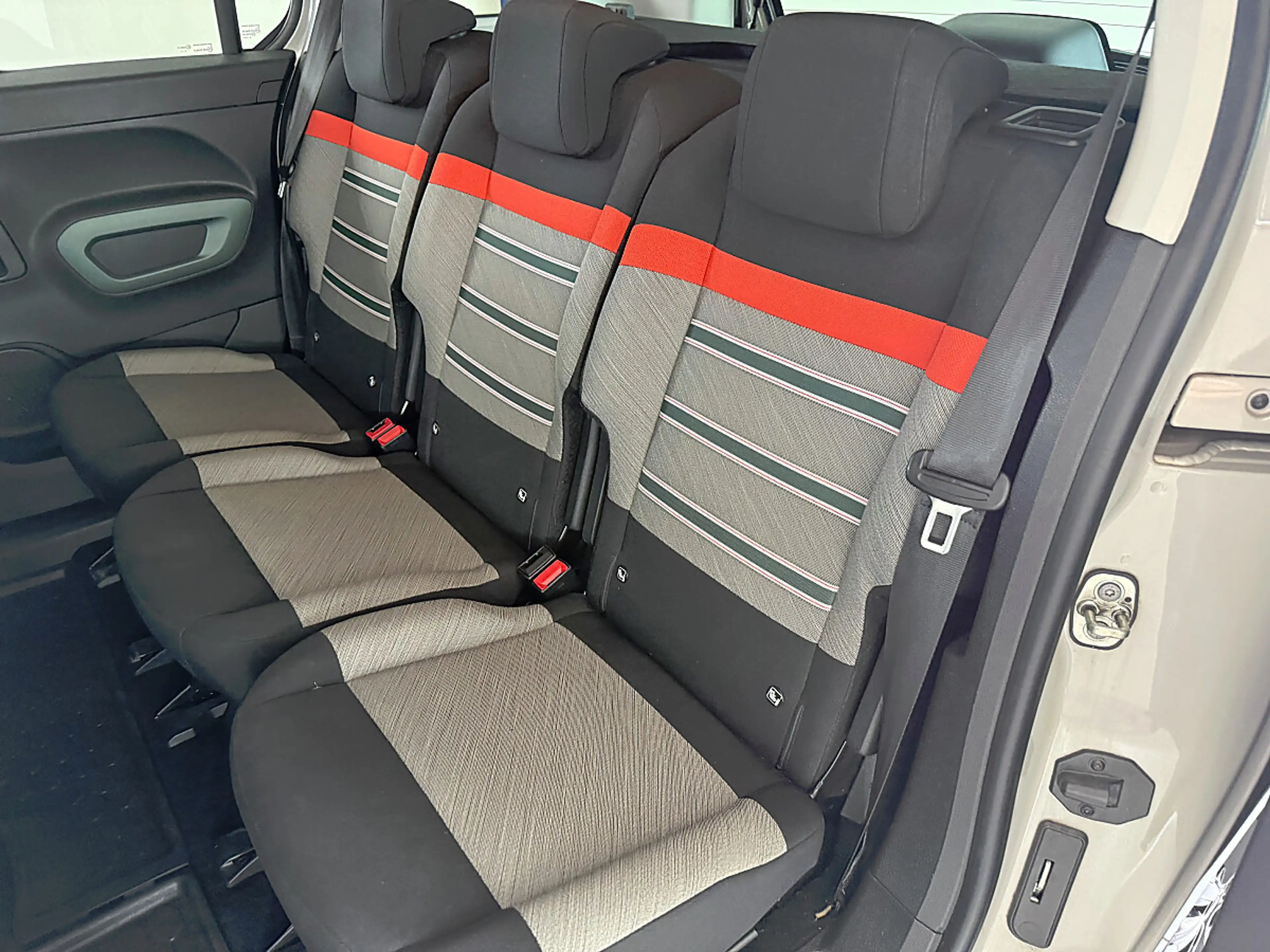 Citroen Berlingo BlueHDI 130 S&S Shine — photo 9