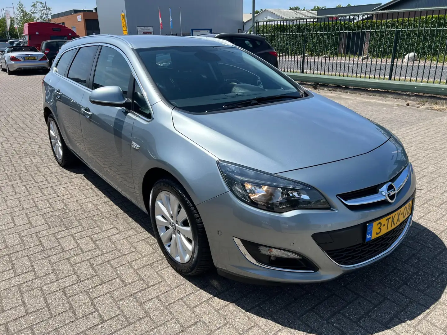Opel Astra Sports Tourer 1.4 Turbo Cosmo Gris - 2