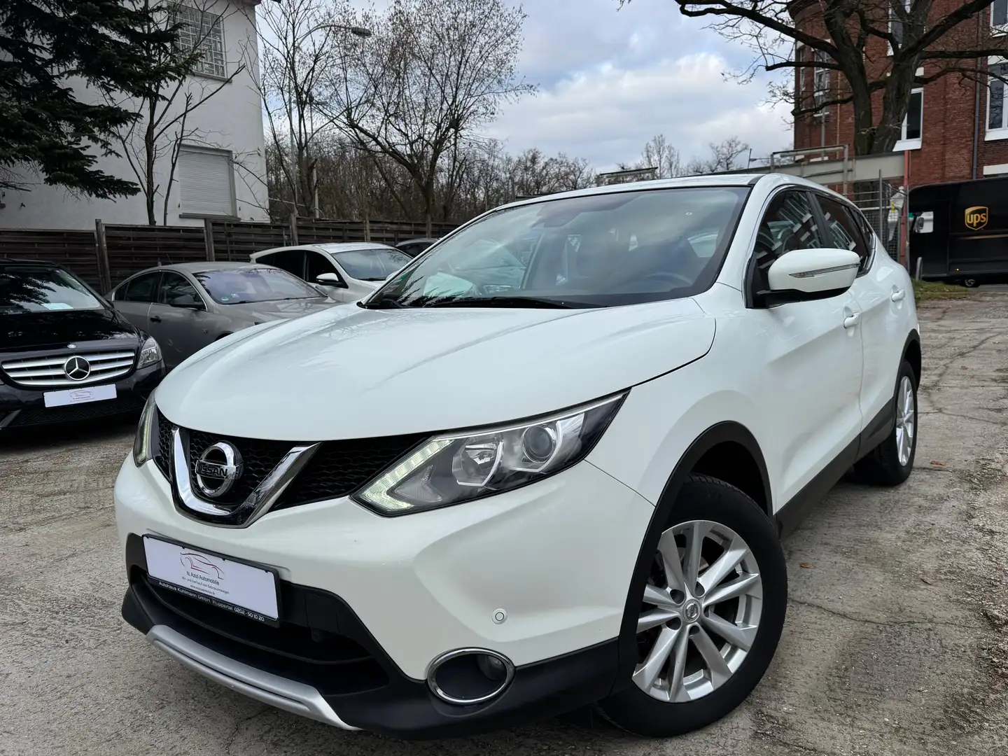 Nissan Qashqai 1.6 dCi Acenta+*PDC*AHK*Navi*Kamera* Weiß - 1