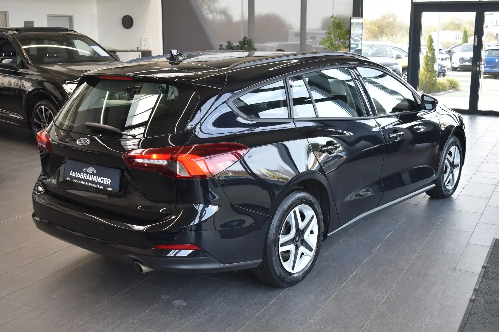 Ford Focus Turnier 1.5TDCi Aut. Cool&Connect LED~Navi Schwarz - 2