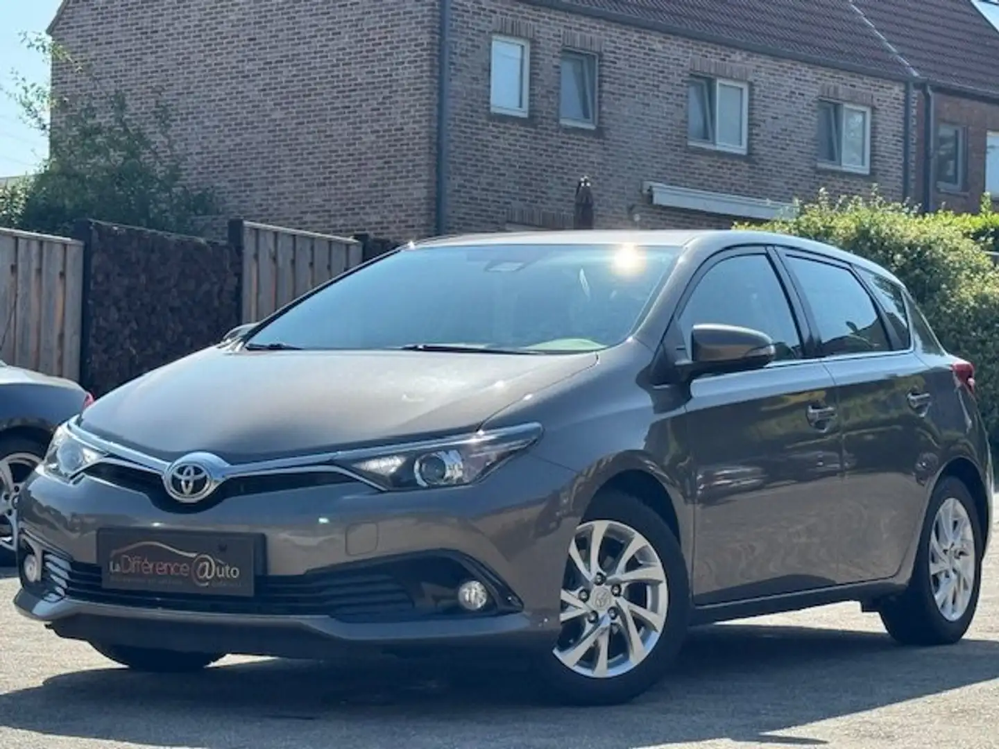 Toyota Auris 1.33i VVT-i Comfort - Clim - GPS - Bluetooth - JA Gris - 1