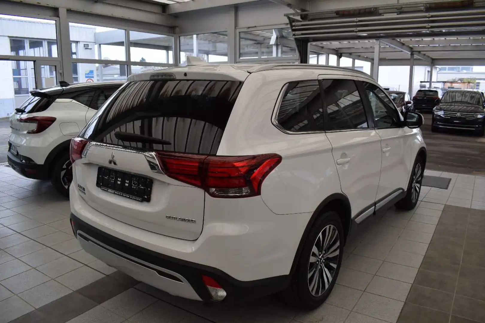 Mitsubishi Outlander Active 2.0 Diamant Ed. Automatik Blanc - 2
