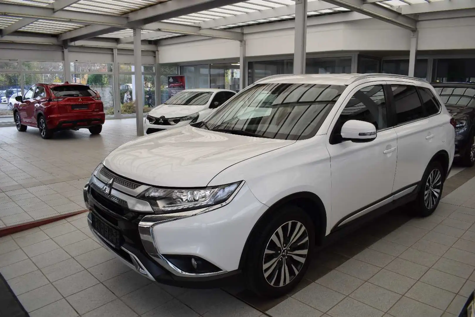 Mitsubishi Outlander Active 2.0 Diamant Ed. Automatik Weiß - 1