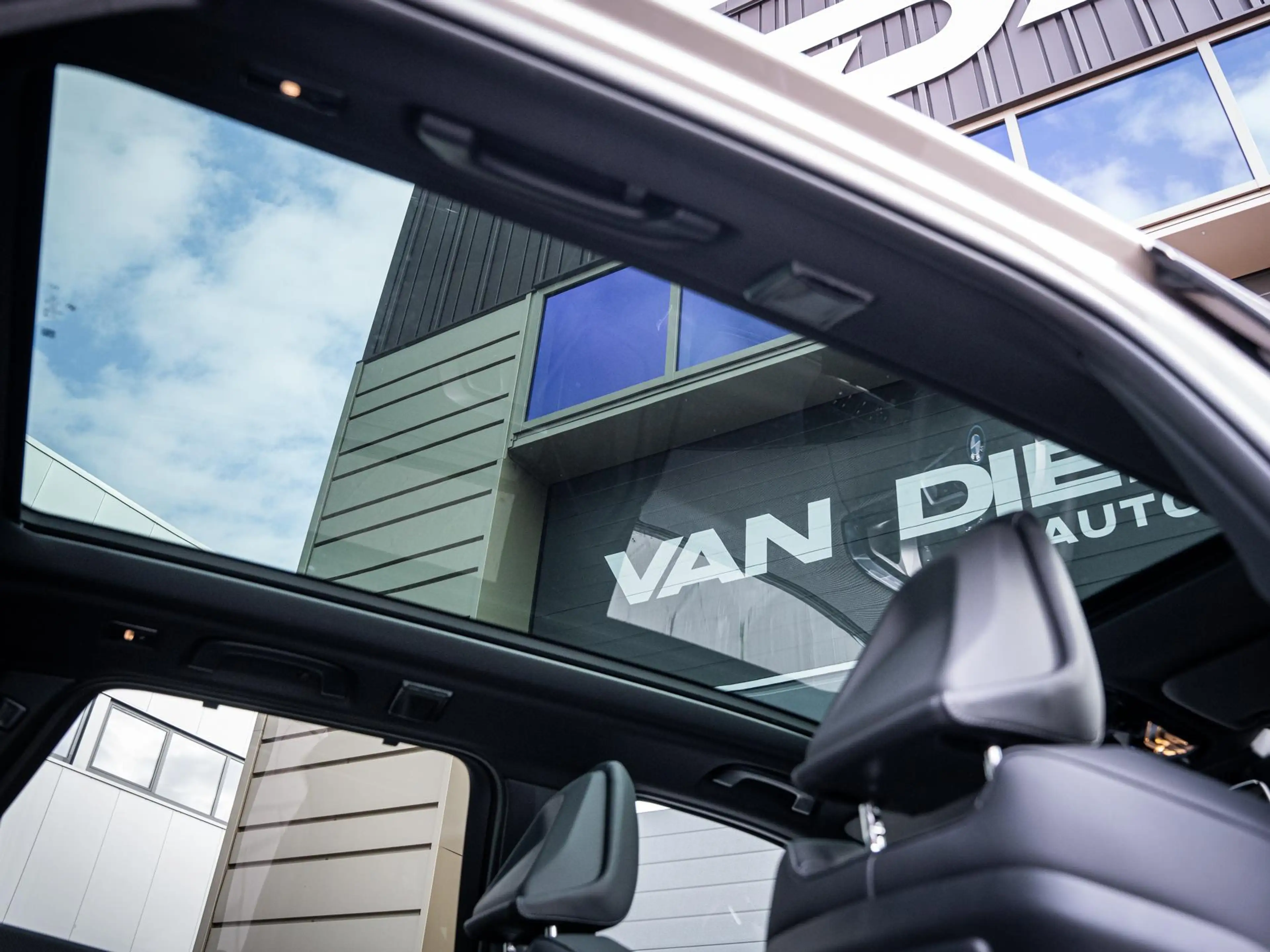BMW X3 30e xDrive M-Sport l Dune Grey l Pano l Trekhaak l — photo 13