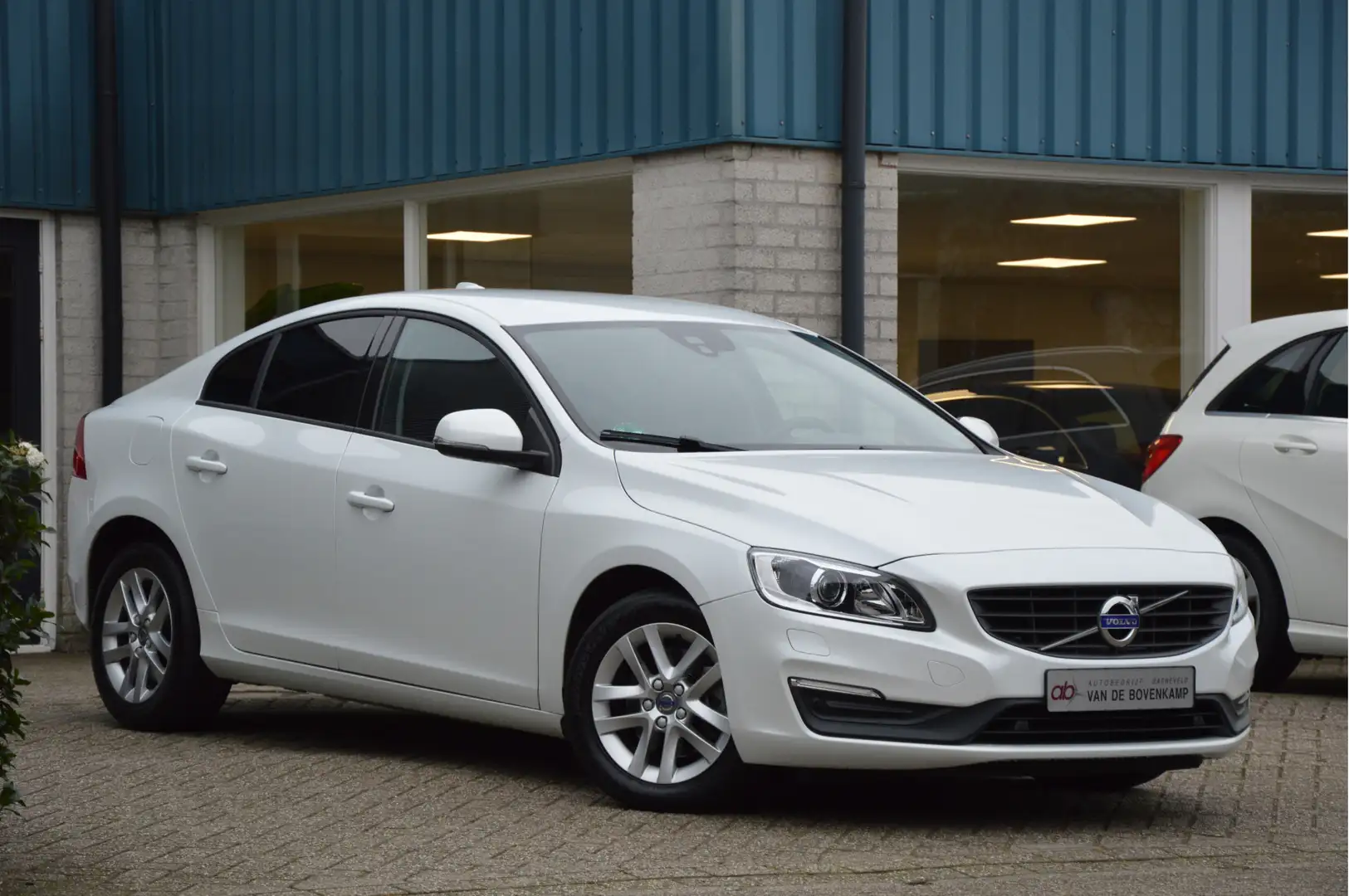 Volvo S60 1.5 T3 KINETIC | AUTOMAAT | CLIMA | CRUISE | XENON Blanc - 2