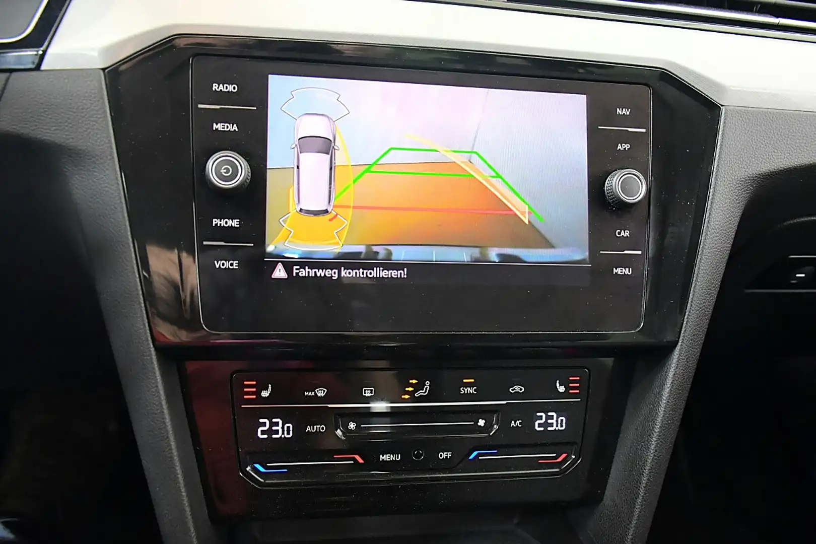 Volkswagen Passat Variant Business 2,0 SCR TDI DSG Schwarz - 2