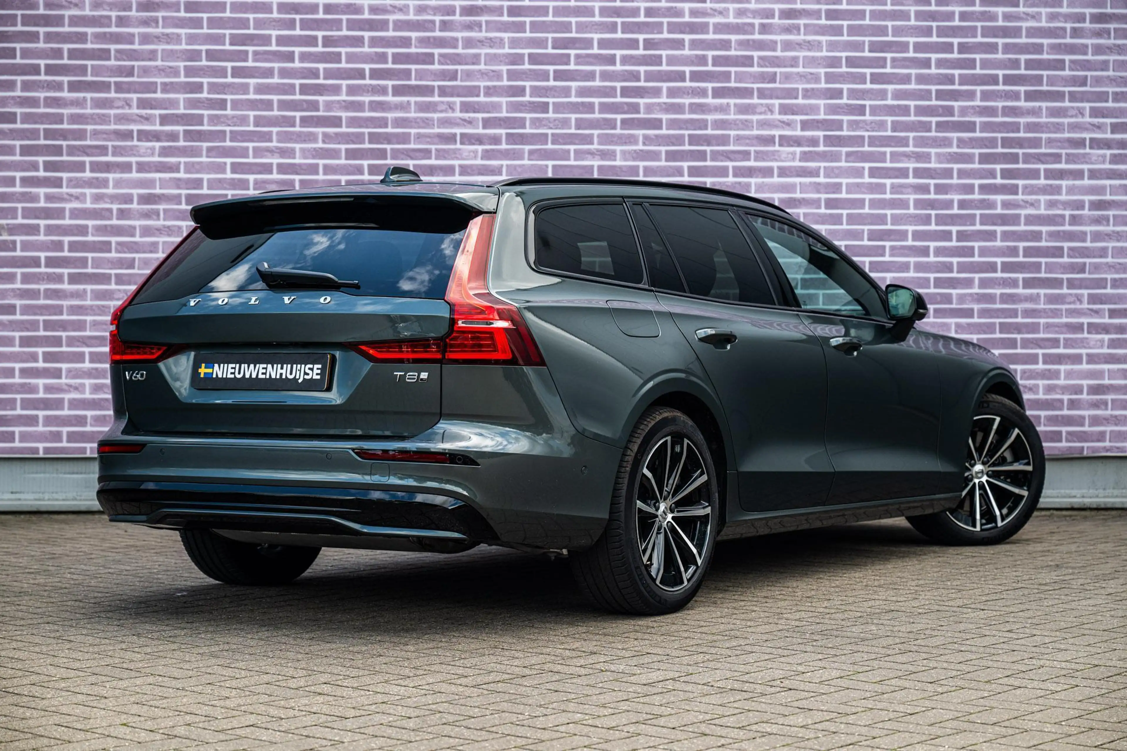 Volvo V60 2.0 T8 Plug-in Hybrid AWD Plus Dark | PHEV Long Ra — photo 2