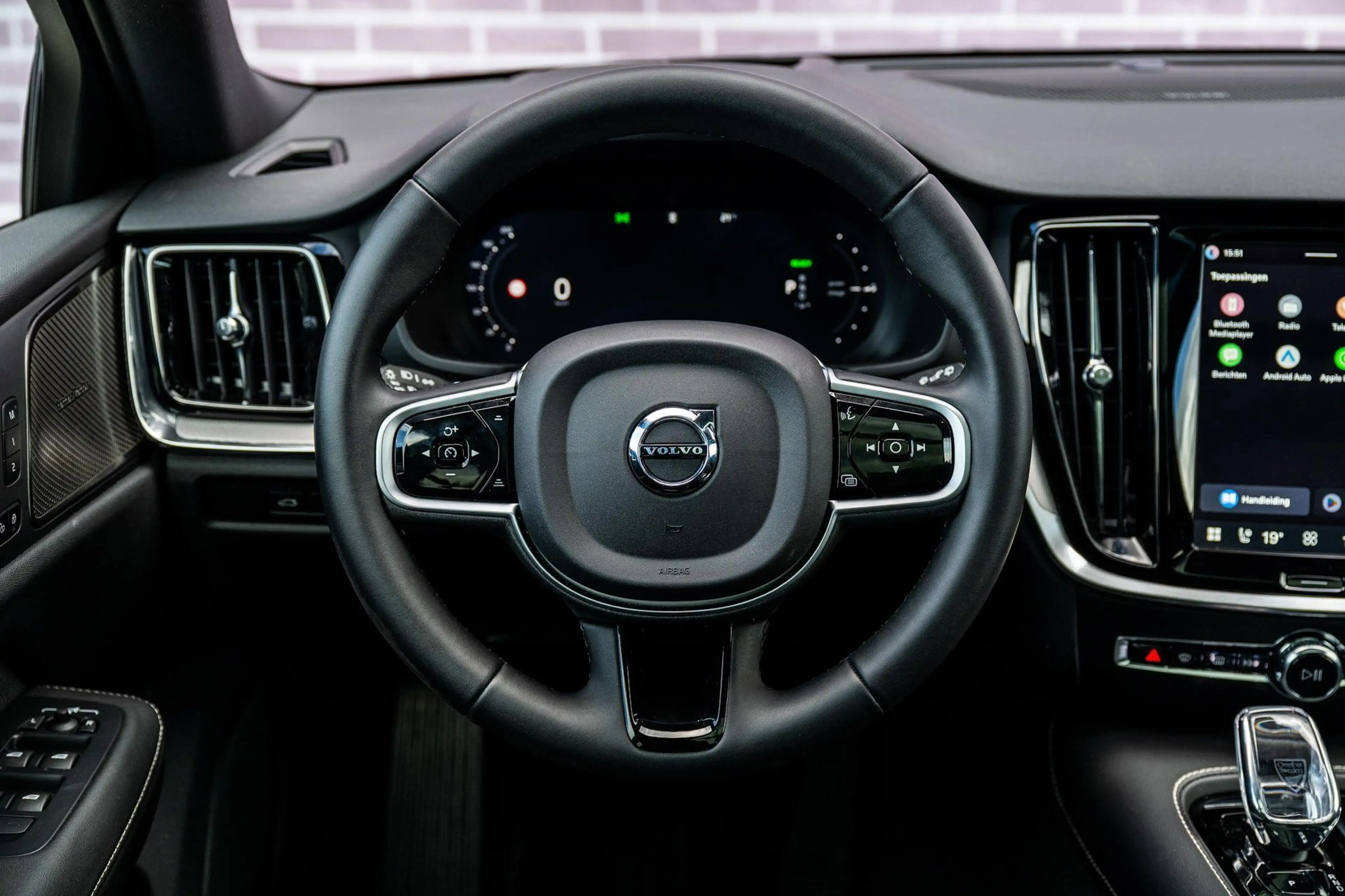 Volvo V60 2.0 T8 Plug-in Hybrid AWD Plus Dark | PHEV Long Ra — photo 3