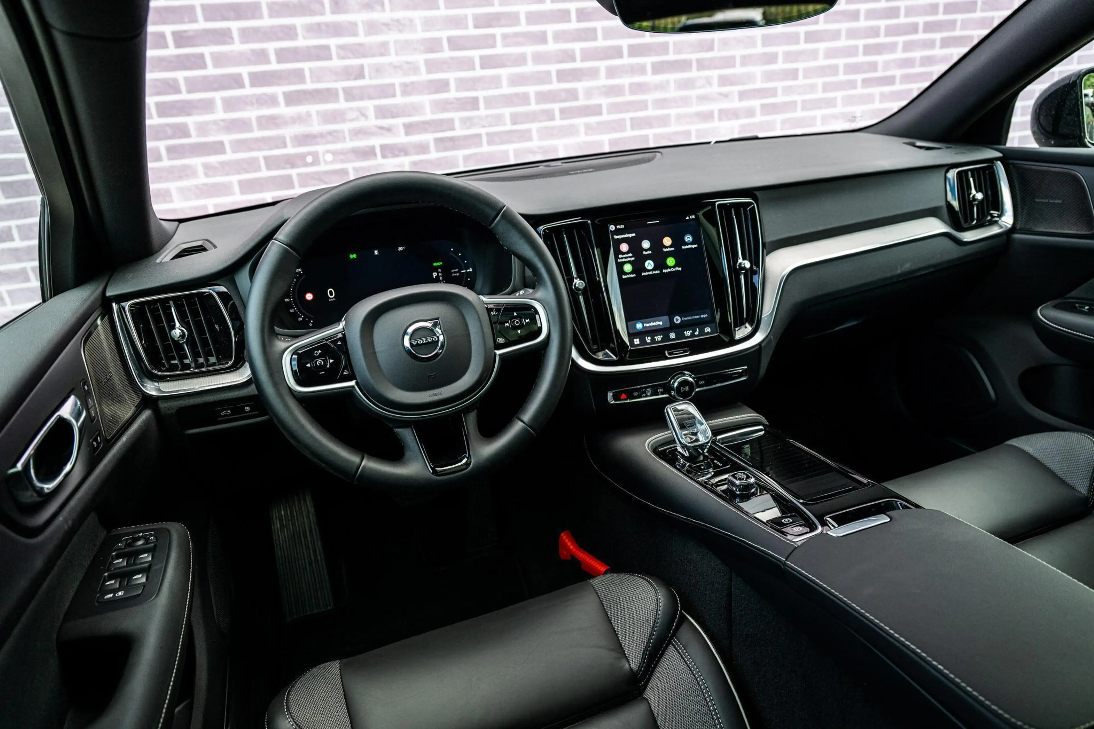 Volvo V60 2.0 T8 Plug-in Hybrid AWD Plus Dark | PHEV Long Ra — photo 13