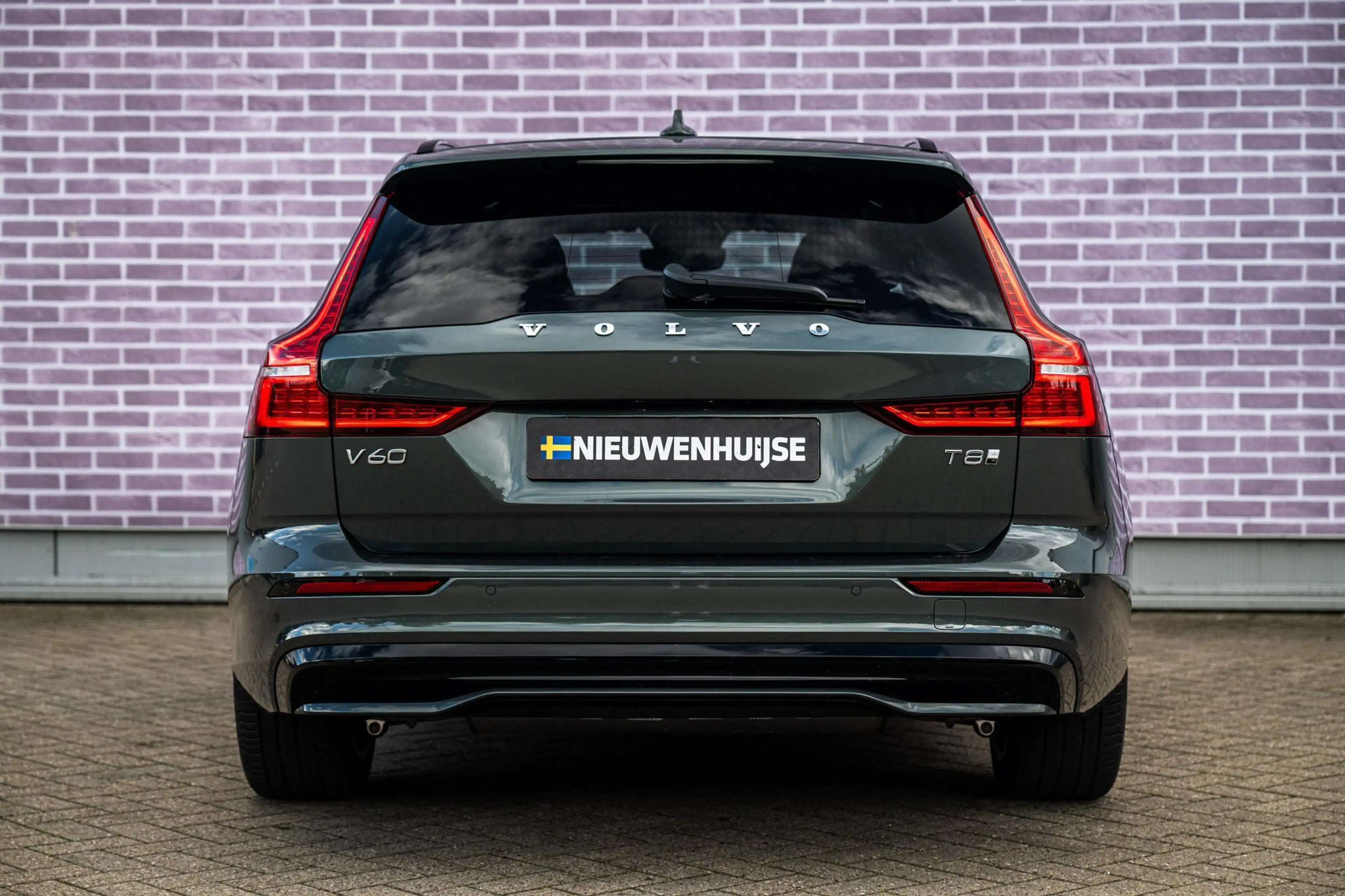 Volvo V60 2.0 T8 Plug-in Hybrid AWD Plus Dark | PHEV Long Ra — photo 12