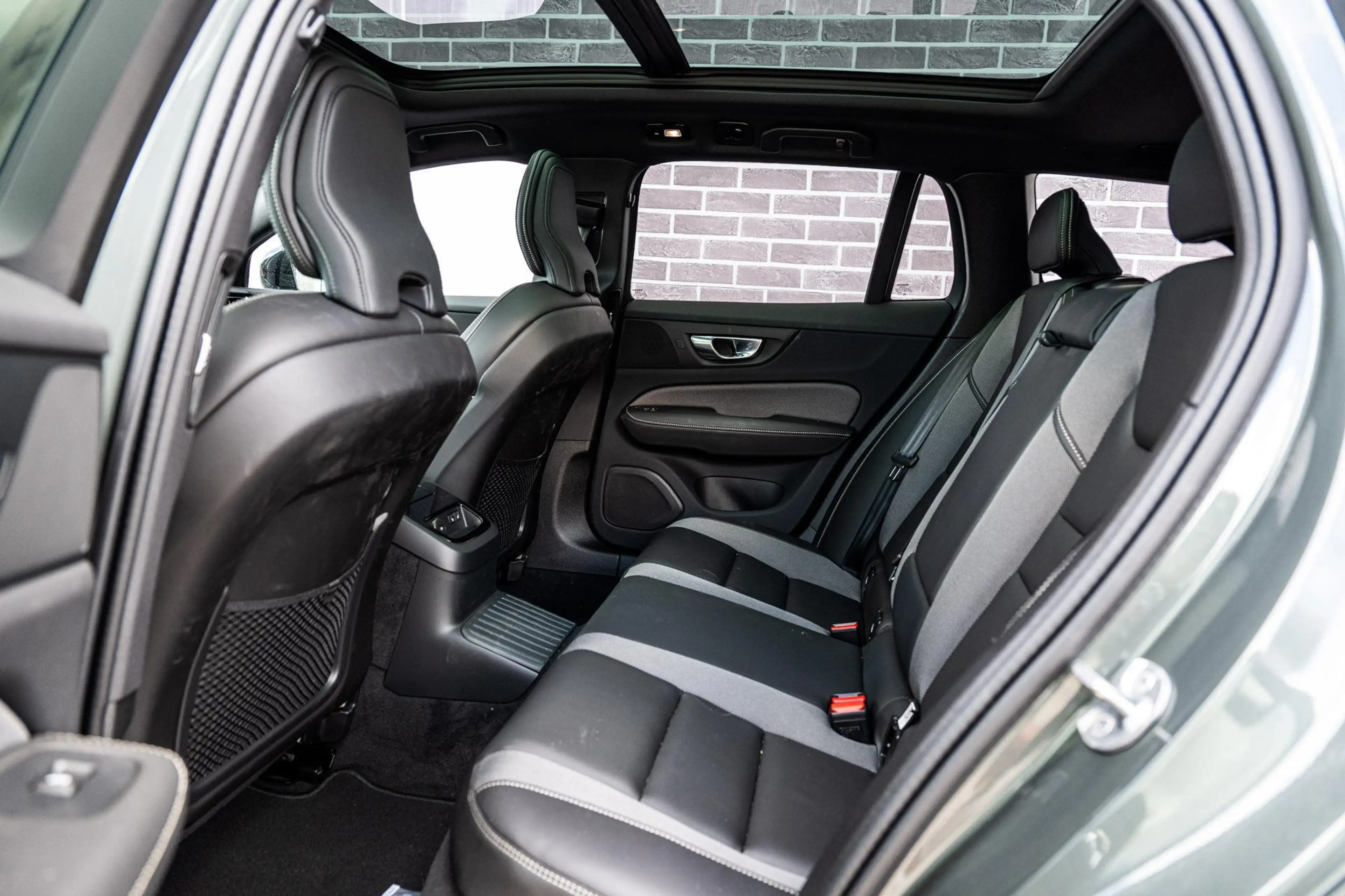 Volvo V60 2.0 T8 Plug-in Hybrid AWD Plus Dark | PHEV Long Ra — photo 10