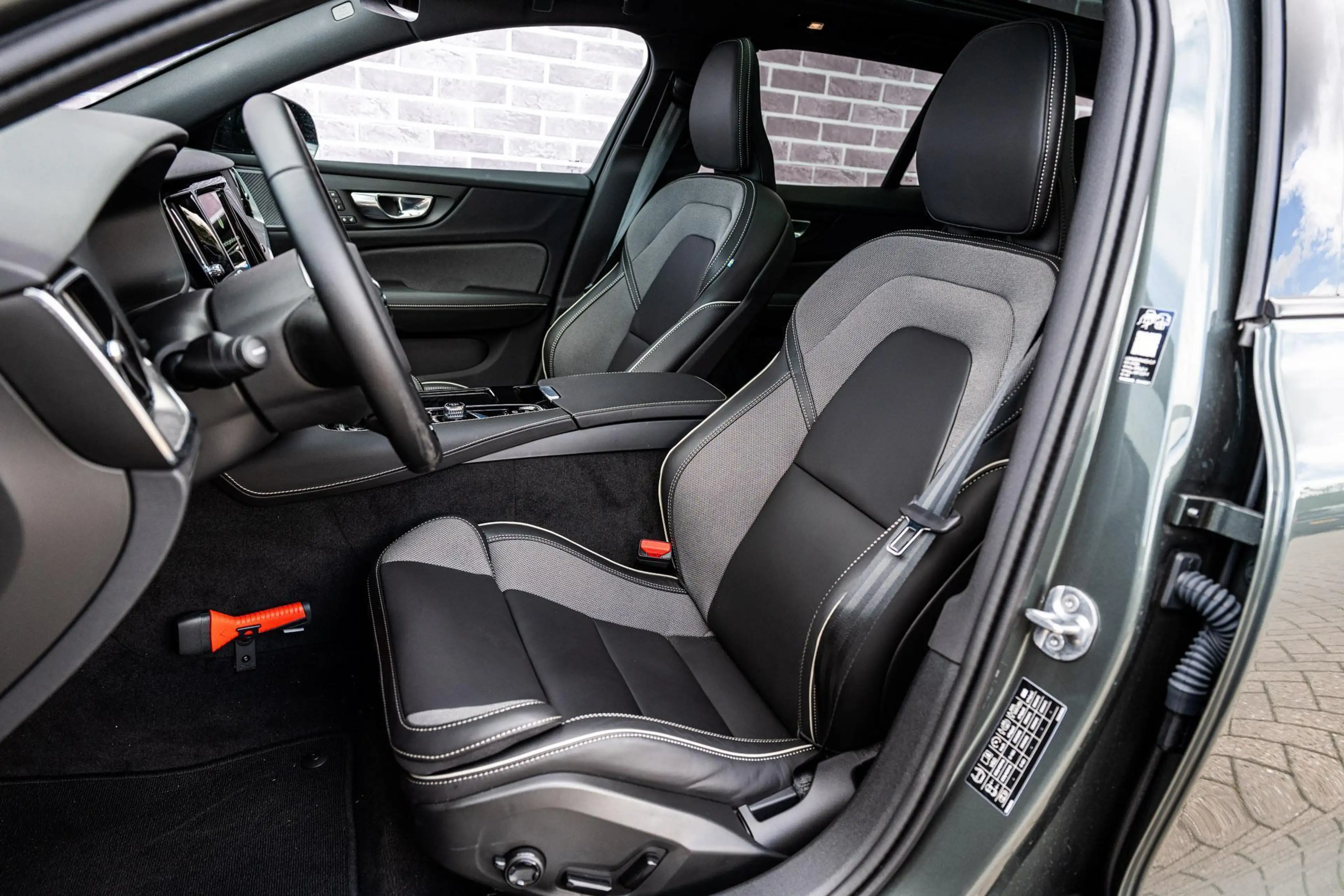 Volvo V60 2.0 T8 Plug-in Hybrid AWD Plus Dark | PHEV Long Ra — photo 8