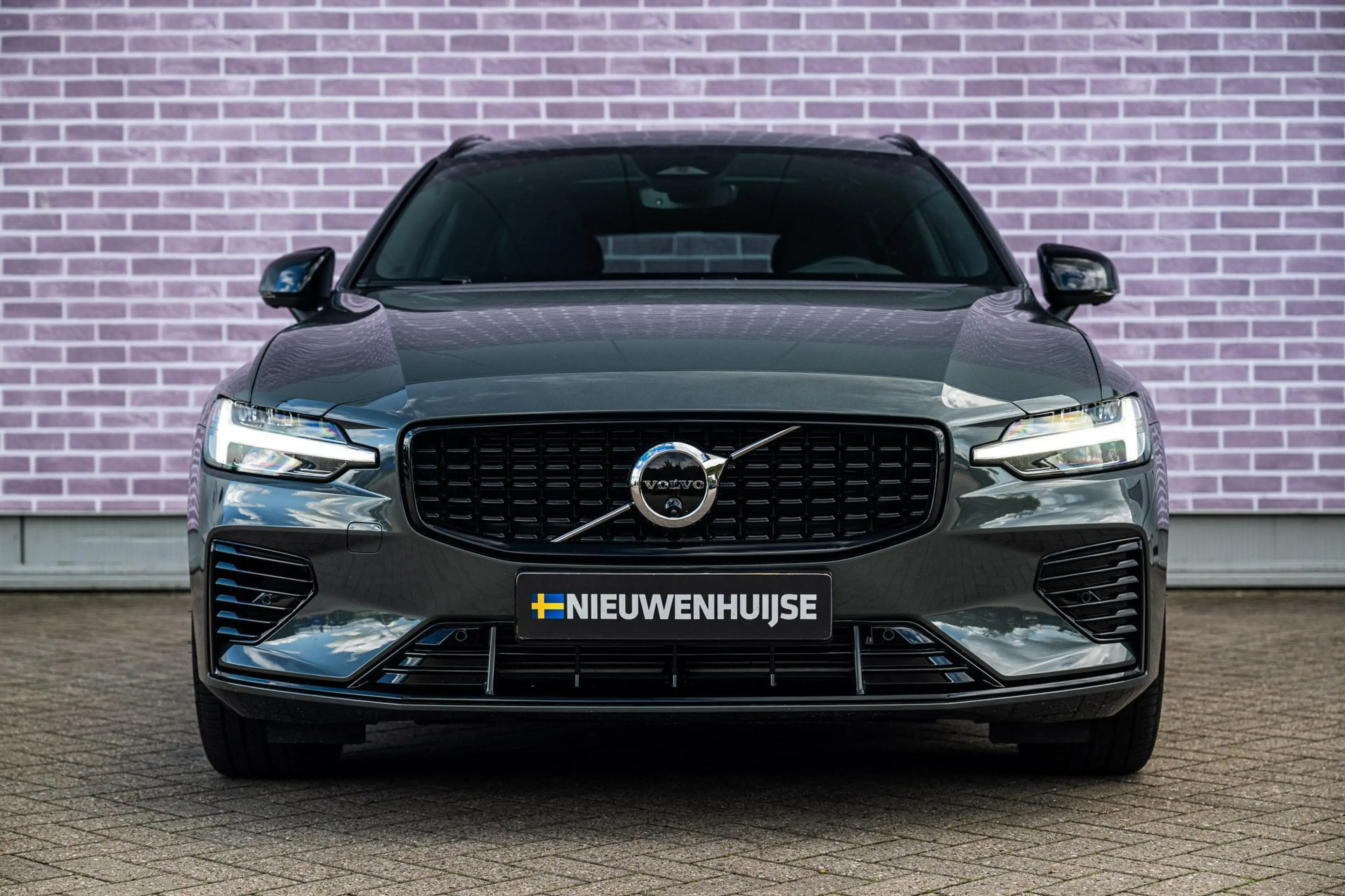 Volvo V60 2.0 T8 Plug-in Hybrid AWD Plus Dark | PHEV Long Ra — photo 11