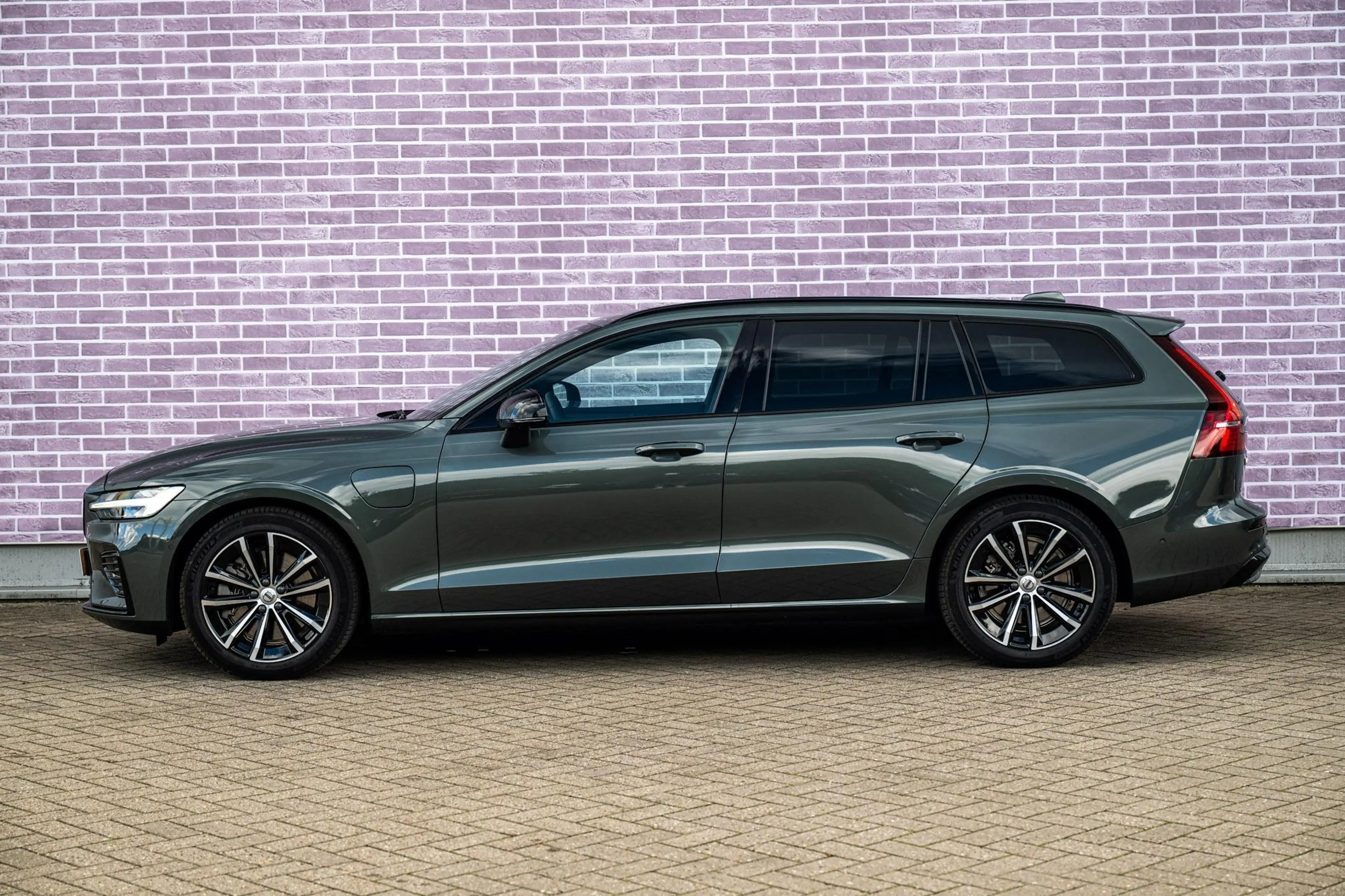 Volvo V60 2.0 T8 Plug-in Hybrid AWD Plus Dark | PHEV Long Ra — photo 4