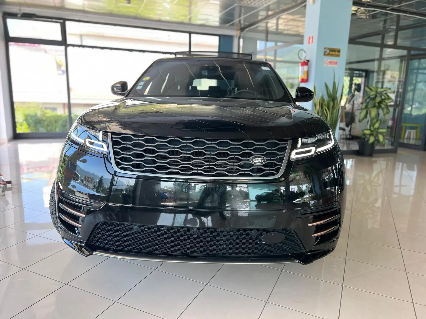 Land Rover Range Rover Velar 2.0d i4 R-Dynamic SE 180cv auto my20 Nero - 2