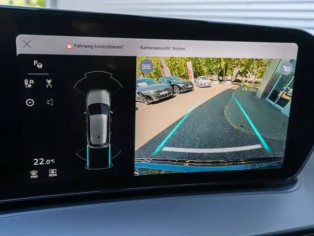 Audi Q3 view 8