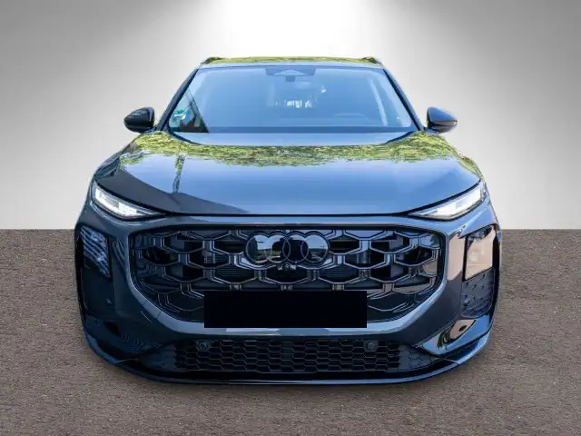 Audi Q3 view 4