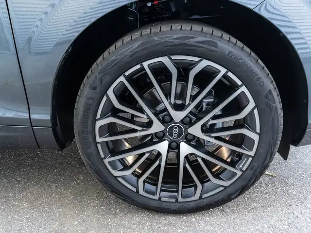 Audi Q3 view 5