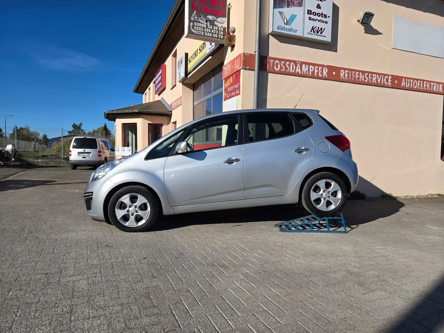Kia Venga FIFA World Cup Edition**48Tkm**Automatik** Silber - 2