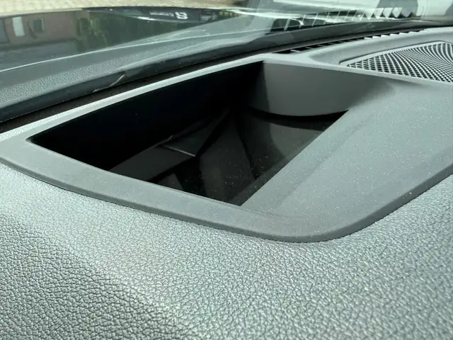 BMW 3 Series view 16