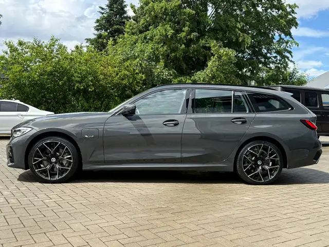 BMW 3 Series view 4
