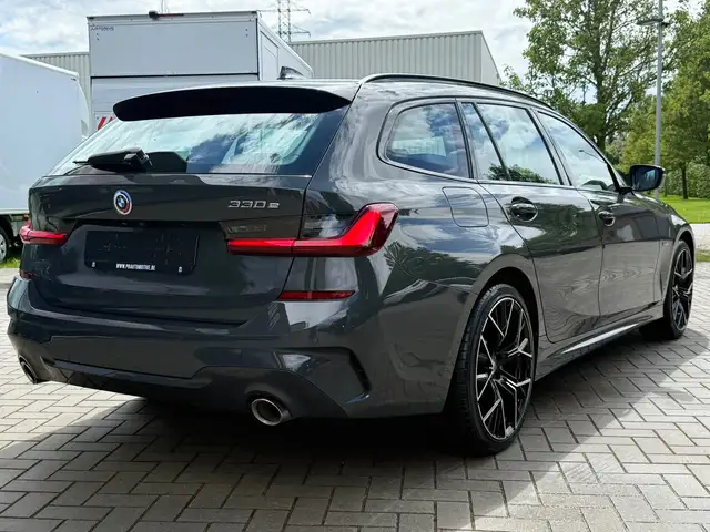 BMW 3 Series view 6