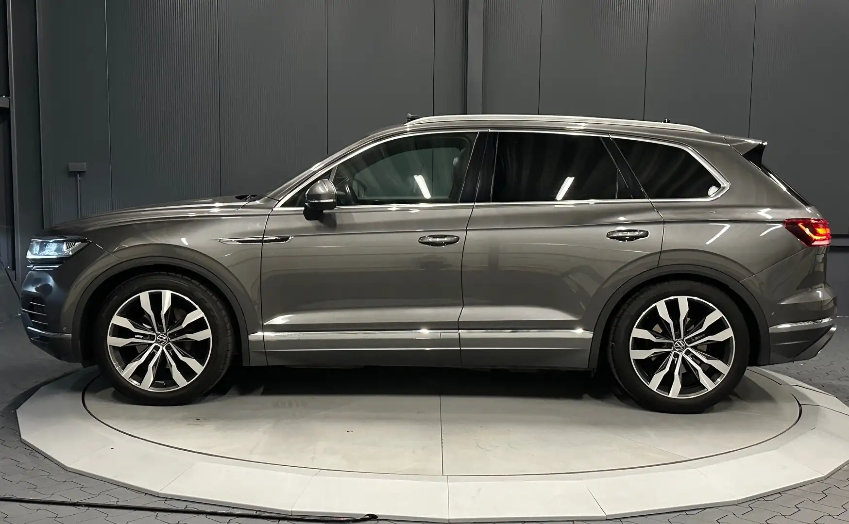 Volkswagen Touareg Elegance 4Mot.*21Zoll*PANORAMA*DYNAUDIO*KEYLESS* siva - 2
