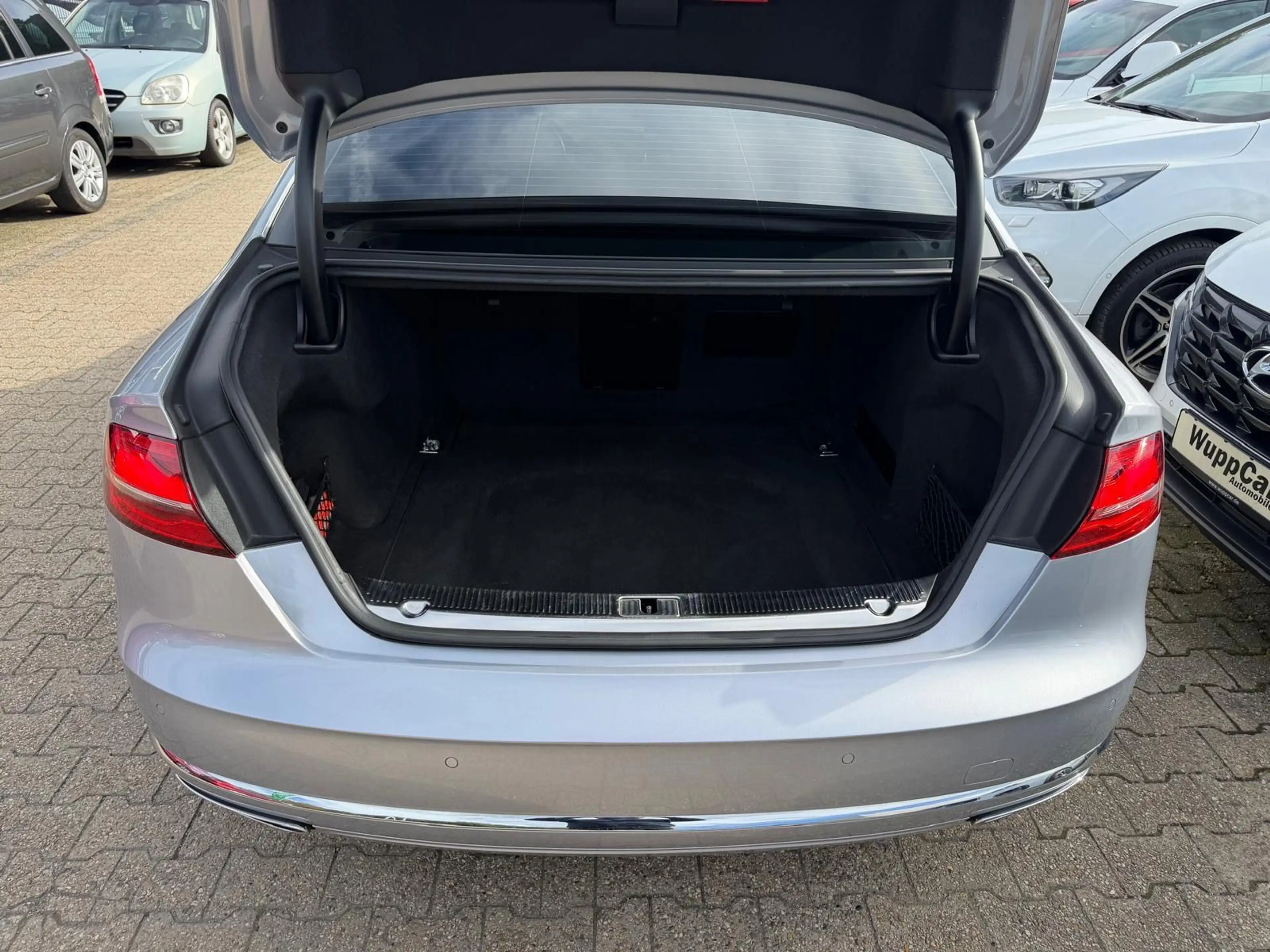 Audi A8 3.0 TDI NAVI*KAMERA*TOTWINKEL*HEAD-UP*SD*SHZ* — photo 4