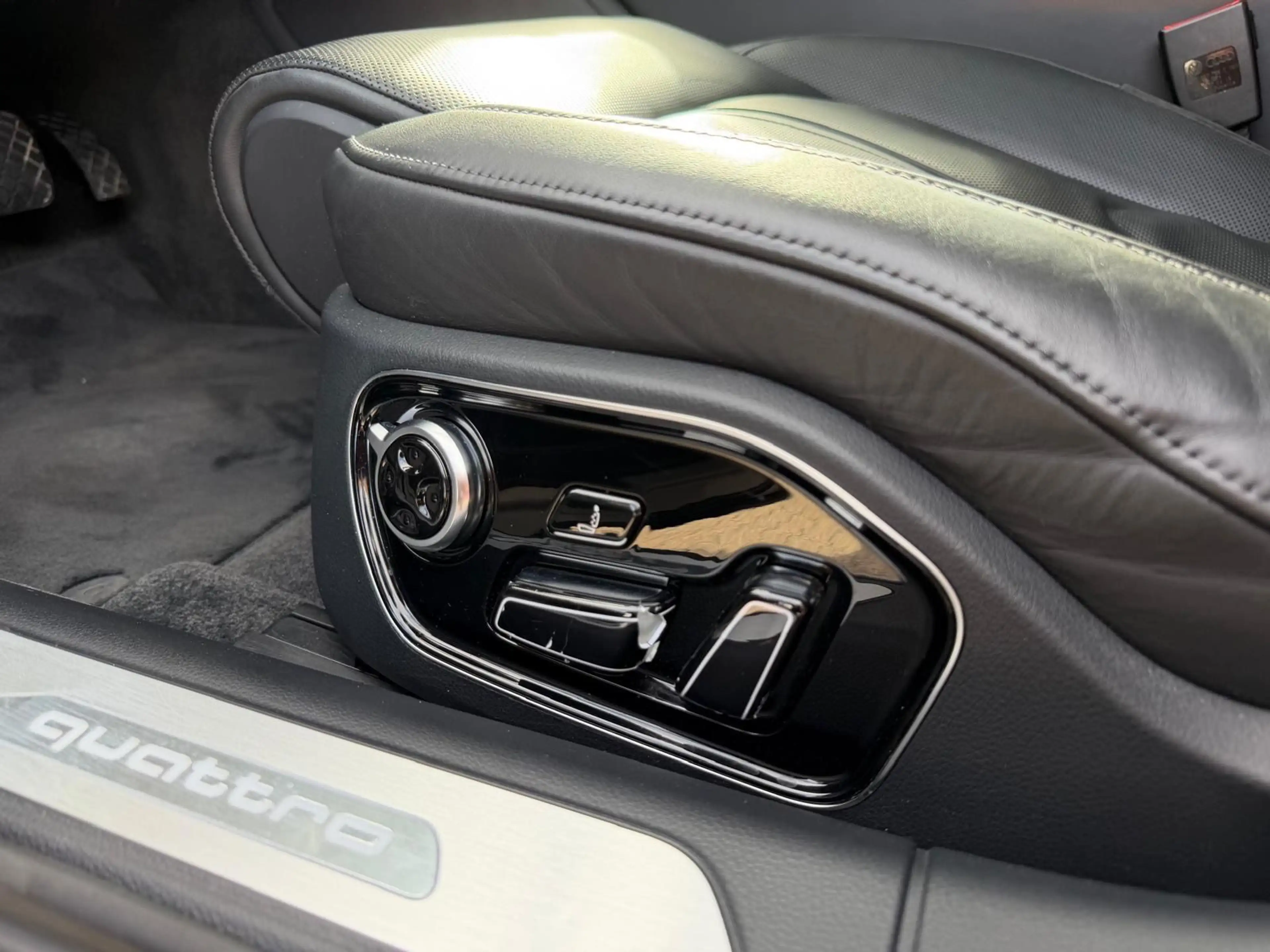 Audi A8 3.0 TDI NAVI*KAMERA*TOTWINKEL*HEAD-UP*SD*SHZ* — photo 10