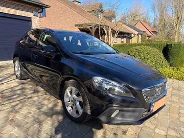 V40 Cross Country 2.0 D3 Momentum Geartronic