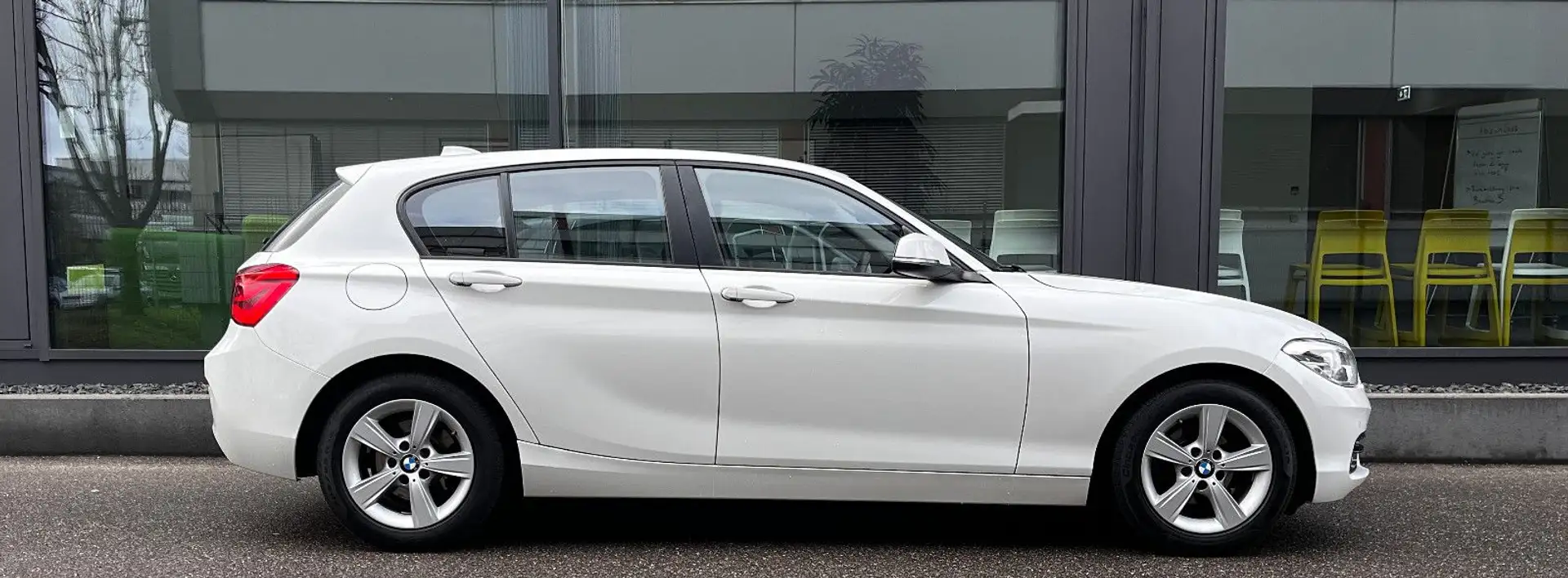 BMW 118 i Sport Line*Autom*Navi*LED*PDC*Sportsitze* Weiß - 2