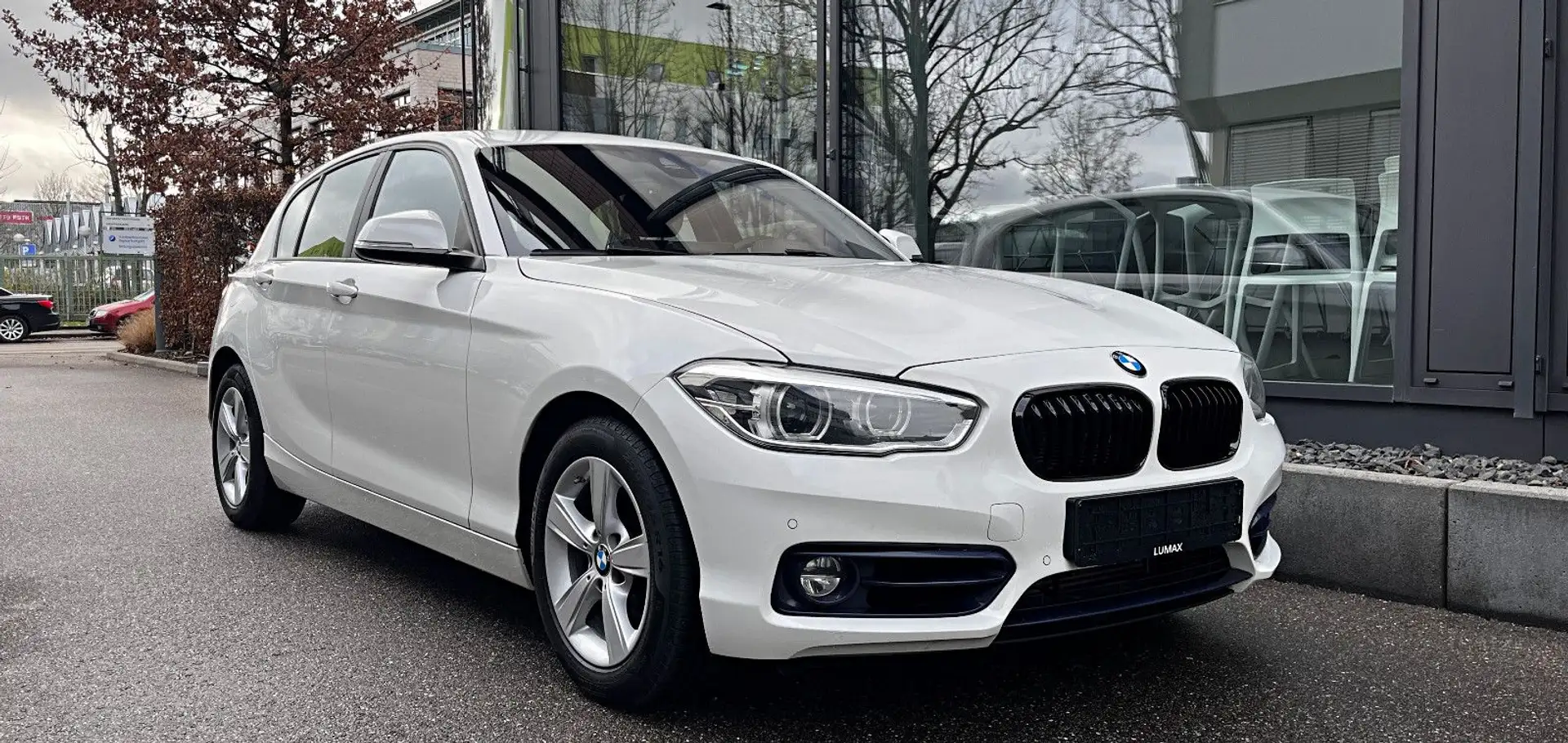 BMW 118 i Sport Line*Autom*Navi*LED*PDC*Sportsitze* Weiß - 1