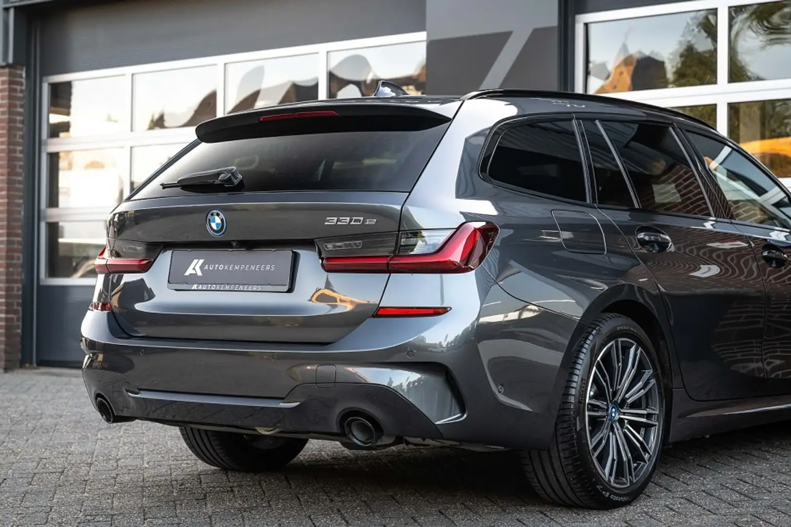 BMW 330 3-serie 330e M Sport | Shadow | ACC | Camera | Tre Grijs - 2