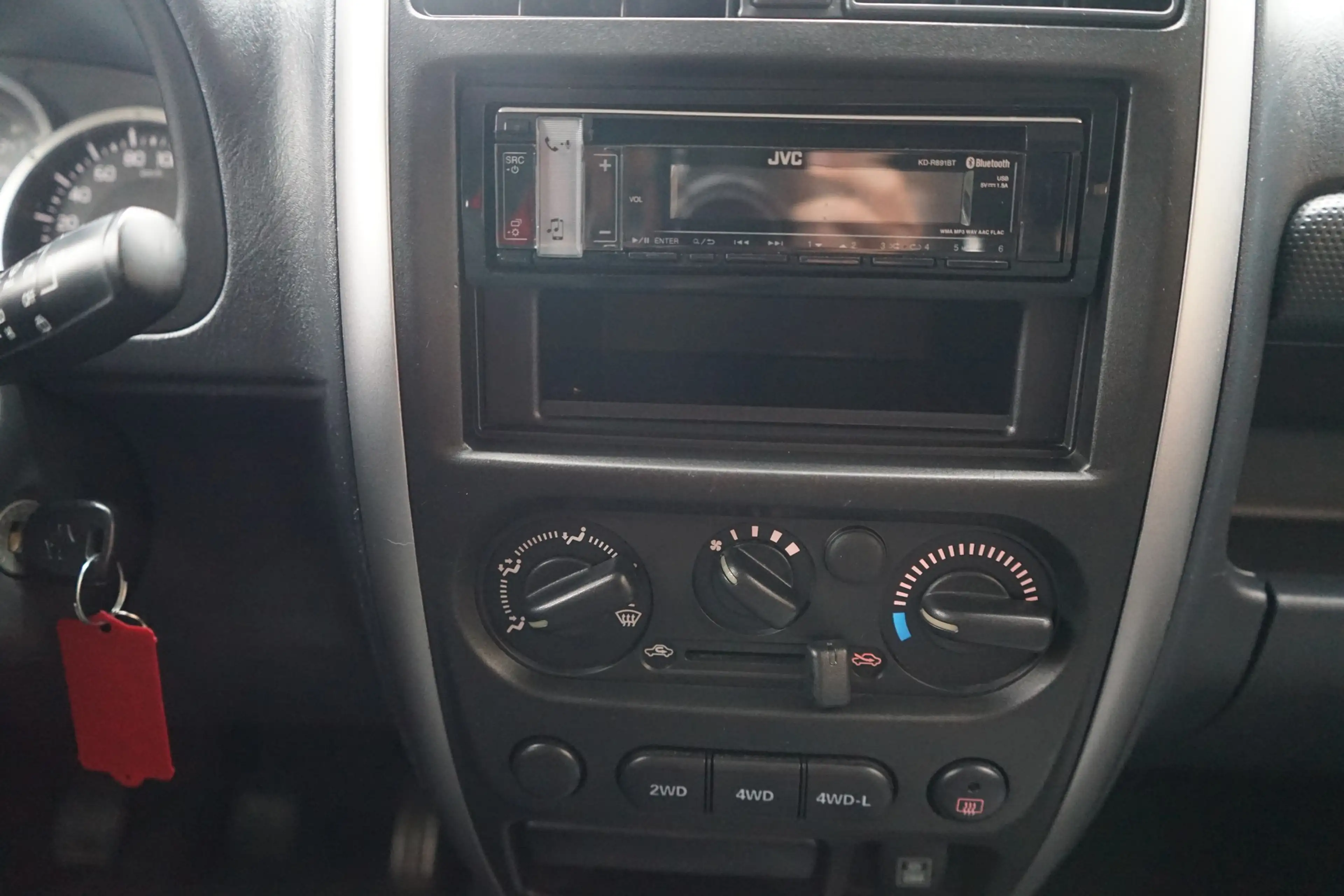 Suzuki Jimny 1.3 Club 4x4 AHK Bluetooth — photo 13