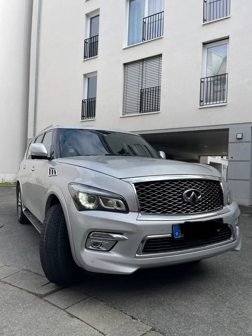 Infiniti Q80 Silber - 1