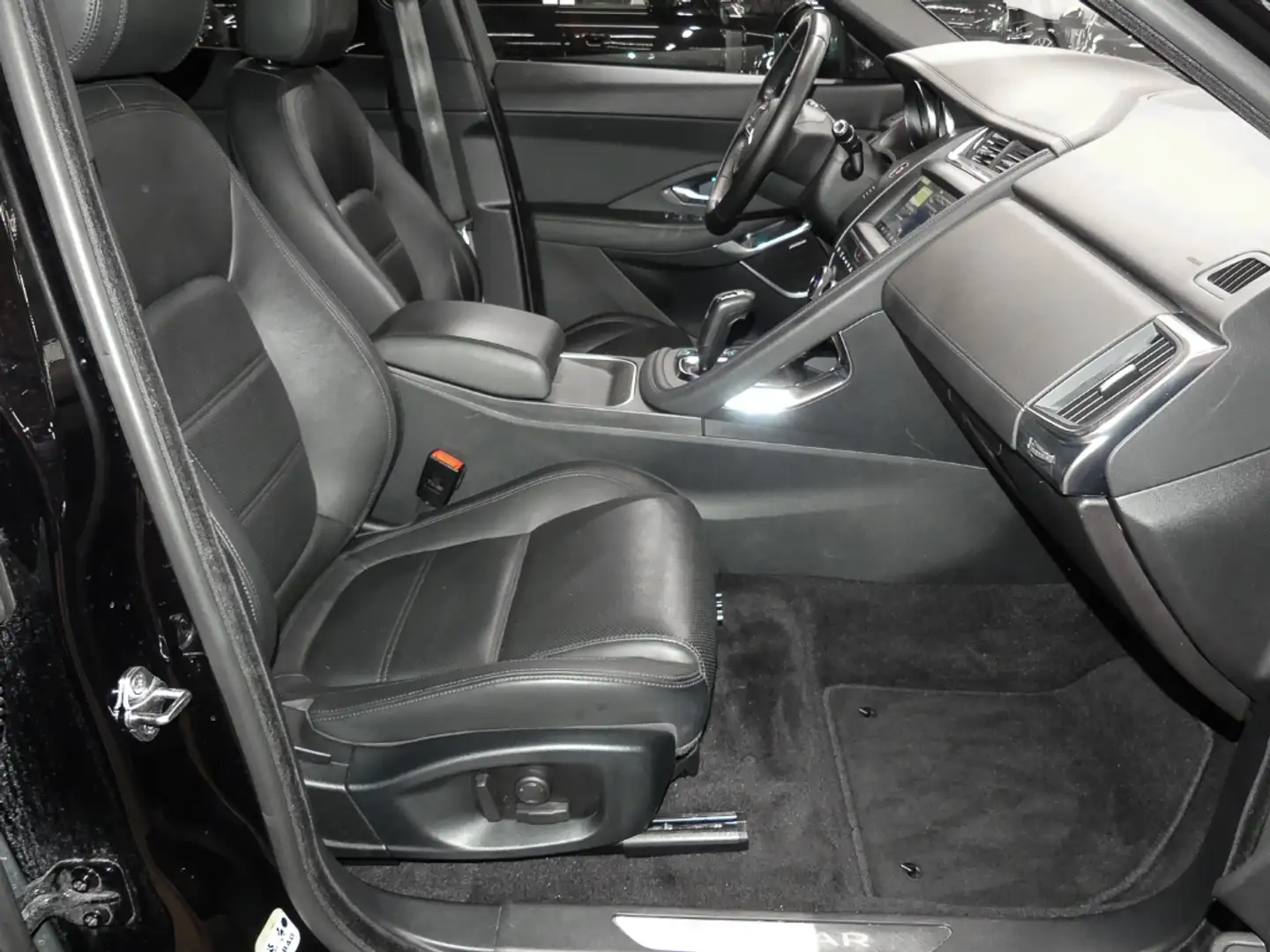 Jaguar E-Pace SE AWD D150 LED Navi e-Sitze Rückfahrkam. Allrad F Schwarz - 2