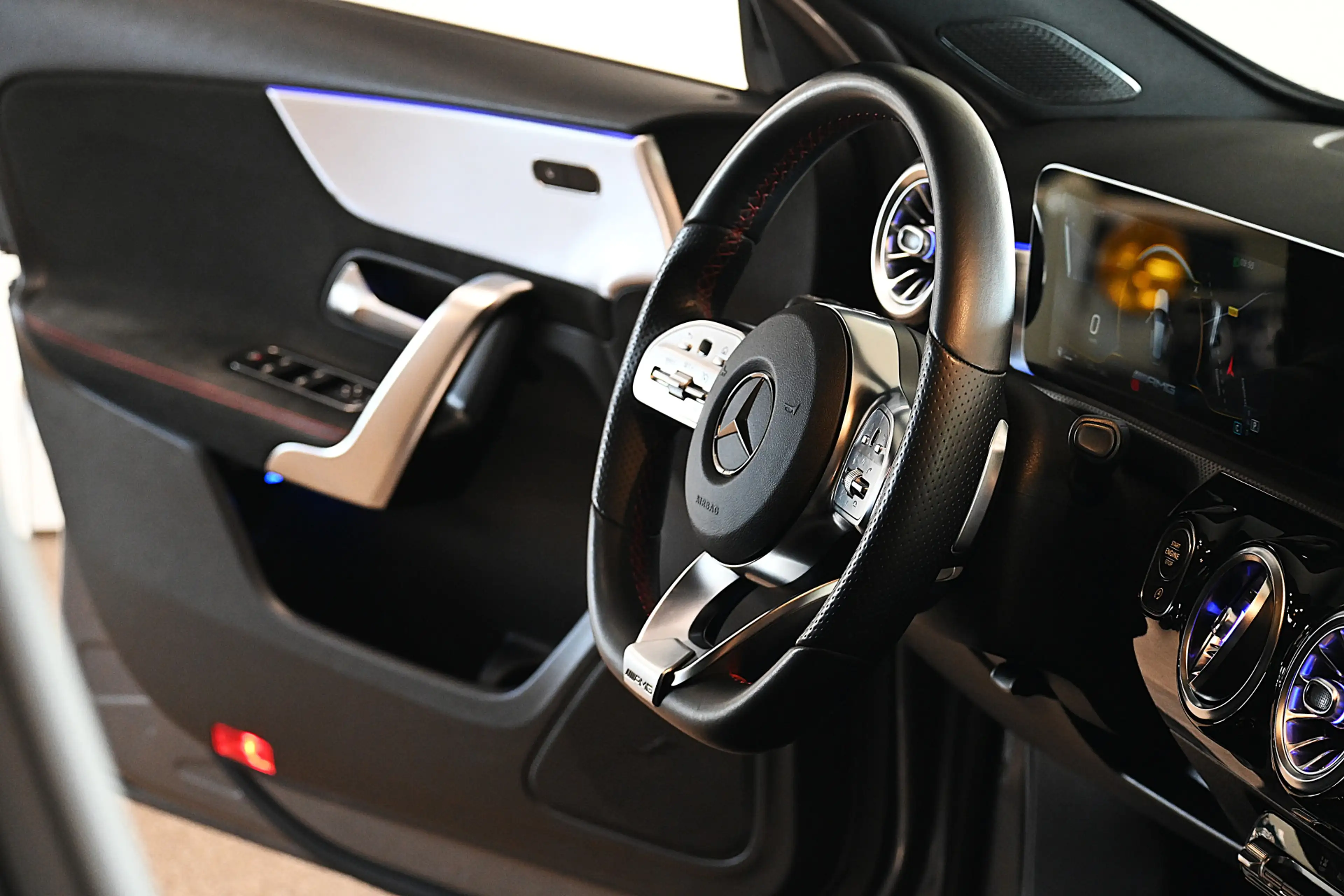 Mercedes-Benz A 35 AMG 4MATIC Advantage — photo 25