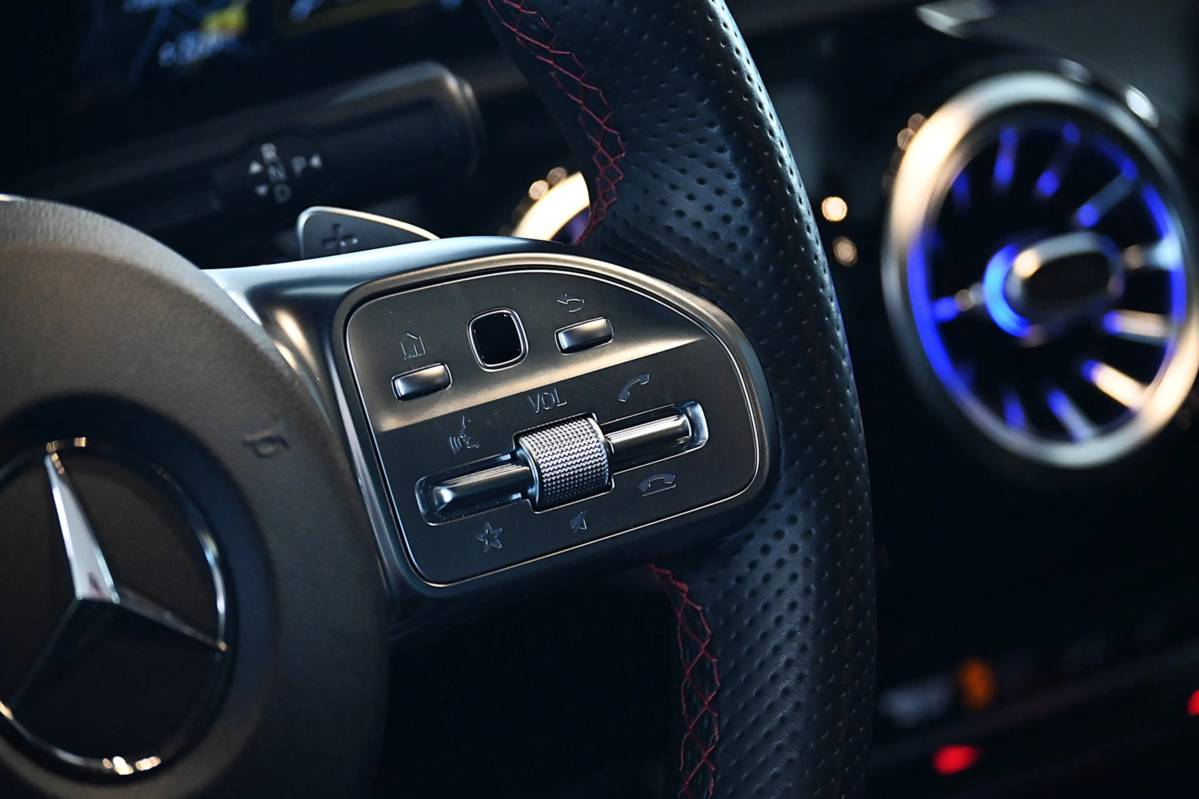 Mercedes-Benz A 35 AMG 4MATIC Advantage — photo 35
