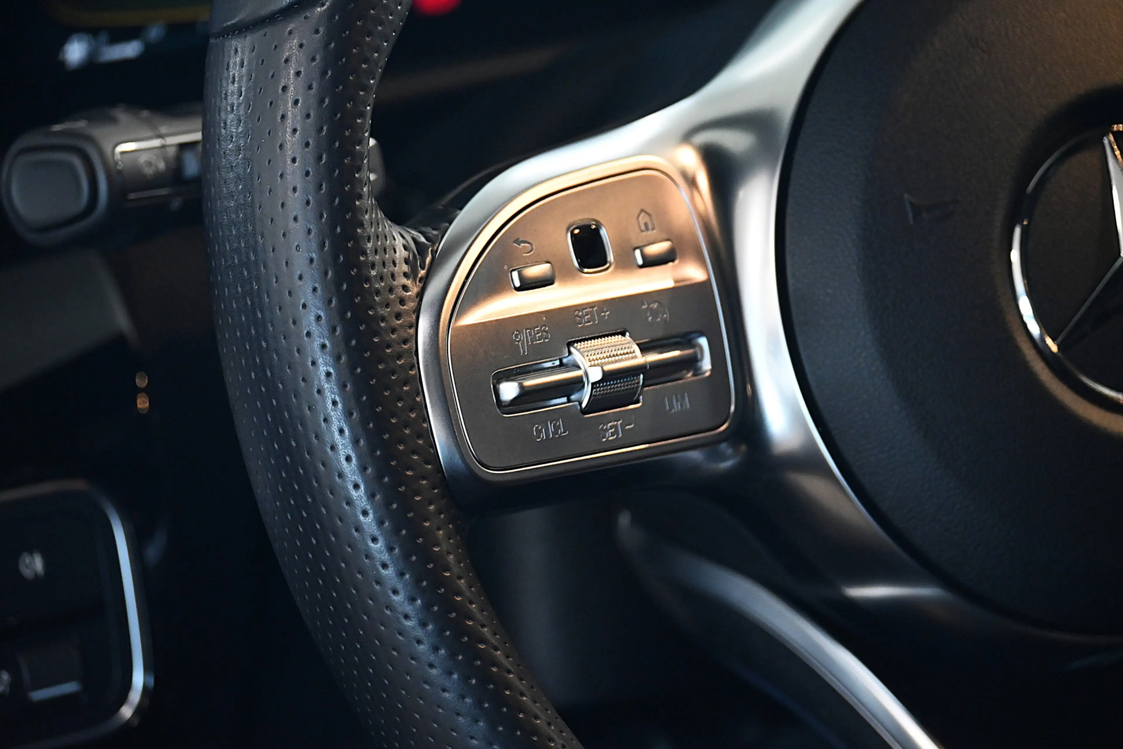 Mercedes-Benz A 35 AMG 4MATIC Advantage — photo 36