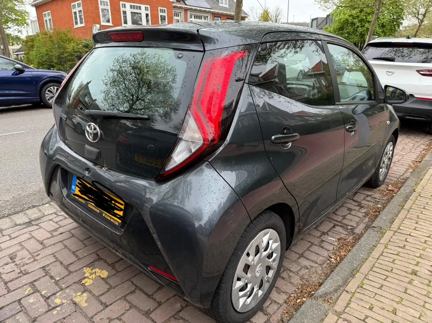 Toyota Aygo Aygo 1.0 VVT-i x-play ltd Grijs - 1