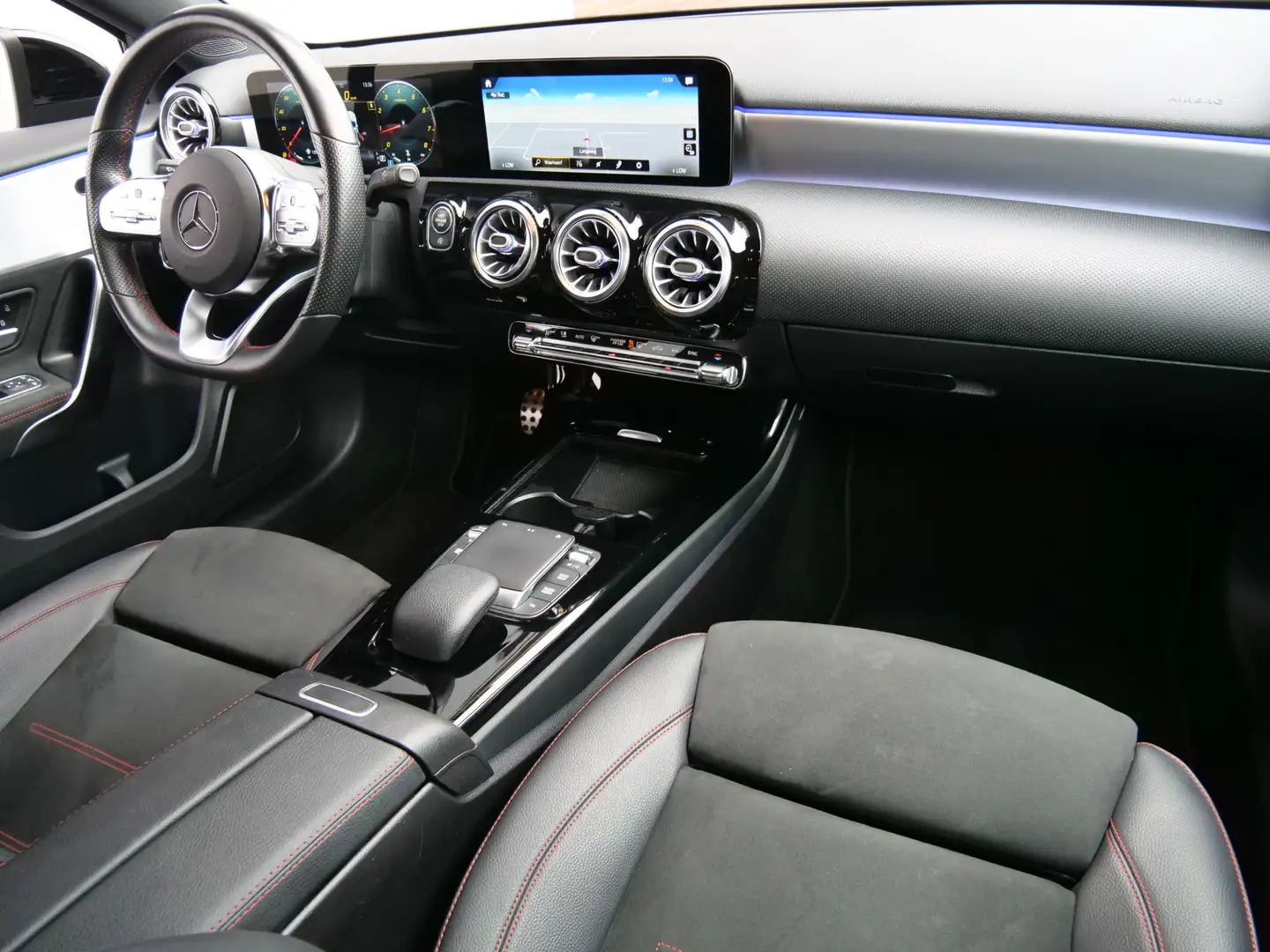 Mercedes-Benz A 180 Business Solution 136pk AMG Automaat Navigatie / L Blauw - 2