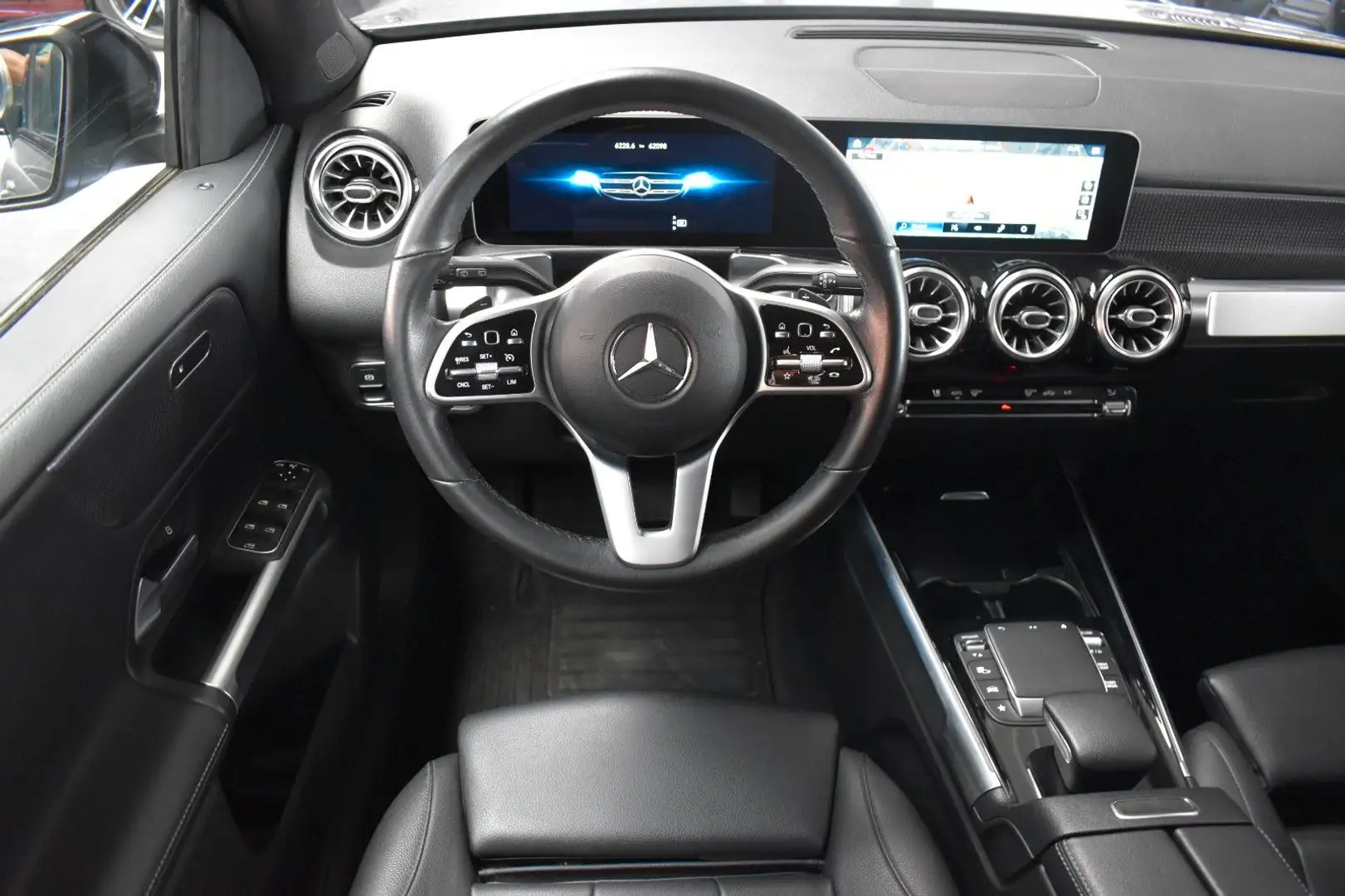 Mercedes-Benz GLB 200 *PANO*AMBIENTE*AHK*NIGHT-PAKET*LED*KAMERA Серый - 2